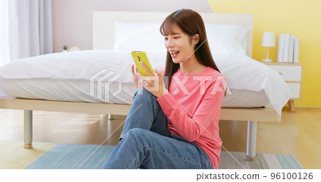 woman use phone 96100126