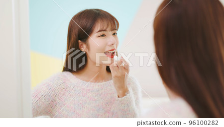 woman apply lip balm 96100282