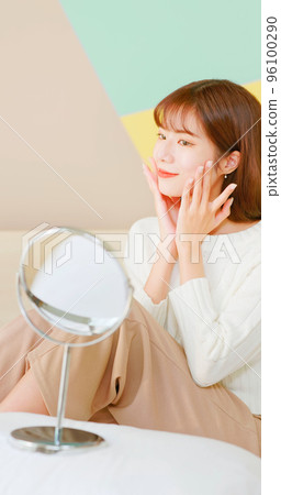 woman doing skincare 96100290