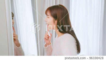 woman apply lip balm 96100428