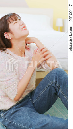 girl itching arm 96100447