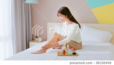 woman doing skin care 96100448