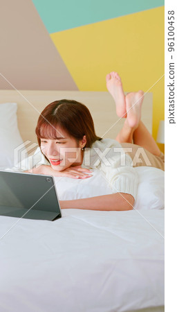 woman use tablet woman use tablet 96100458