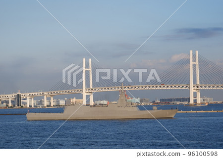 Escort ship Mogami sailing towards the Bay Bridge 96100598