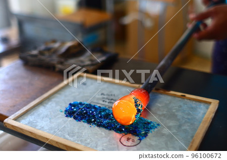 Blown glass production scene 96100672