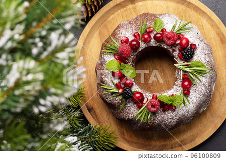 Christmas cake with pomegranate seeds, cranberries and rosemary Christmas cake with pomegranate seeds, cranberries and rosemary 96100809