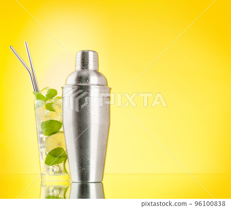 Mojito cocktail and cocktail shaker 96100838