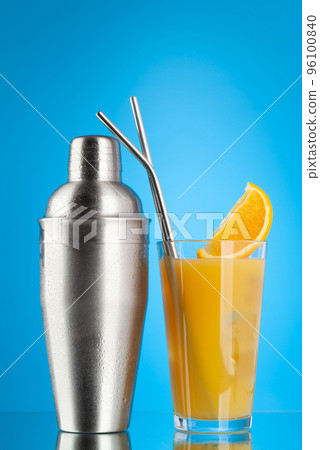Cocktail shaker and orange cocktail 96100840