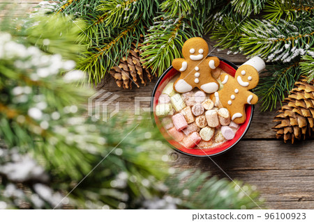 Gingerbread man cookies in a cup with marshmallow 96100923