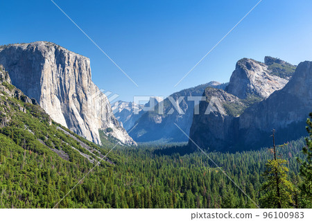 El Capitan mountain in Yosemite National Park El Capitan mountain in Yosemite National Park 96100983