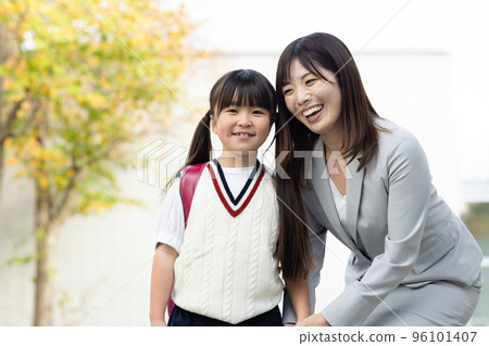 Elementary school students and women in suits 96101407