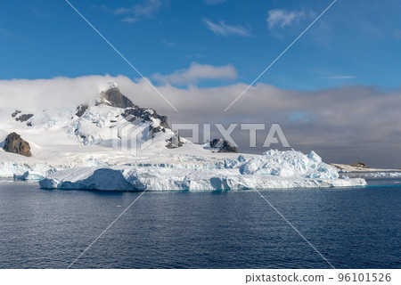 Antarctic landscape with glacier and mountains 96101526