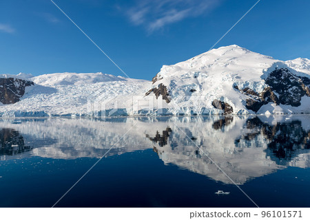 Antarctic seascape with icebergs and reflection 96101571