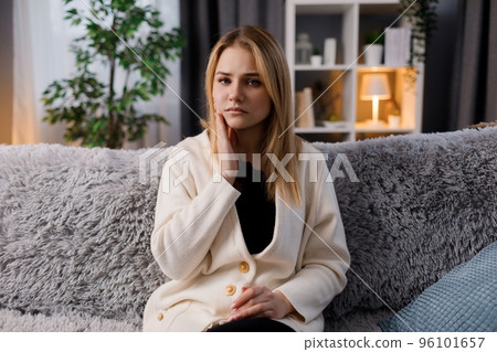 Woman suffering from toothache 96101657