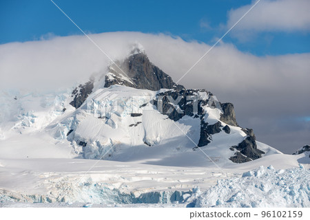 Mountain peaks with snow in Antarctica 96102159