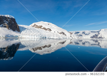 Antarctic seascape with iceberg and reflection 96102193