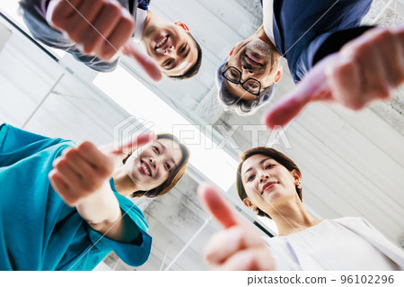 男人和女人在辦公室圍成一圈 96102296