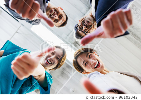 男人和女人在辦公室圍成一圈 96102342