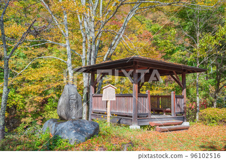 Stone marker and pavilion [Tomoebuchi in Autumn] 96102516