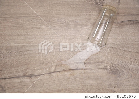Glass of water fell on laminate, water spilled on floor. 96102679