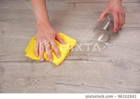 Glass of water fell on laminate, water spilled on floor. Glass of water fell on laminate, water spilled on floor. 96102681