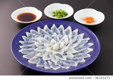 黑色背景中的河豚生魚片 96103271