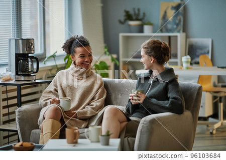 Colleagues gossiping during coffee break 96103684
