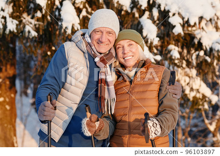 Sporty Senior Couple in Winter 96103897