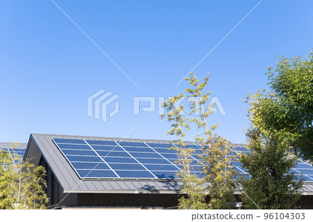 [環境形象] 安裝了太陽能電池板和晴朗的藍天的住宅屋頂 96104303