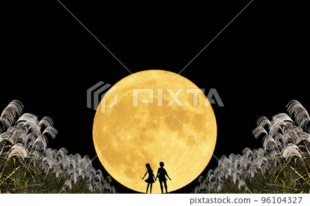一對夫婦看月亮的剪影。一個秋天晚上的圖像。中秋月，蒲葦，一對小夫妻。 96104327
