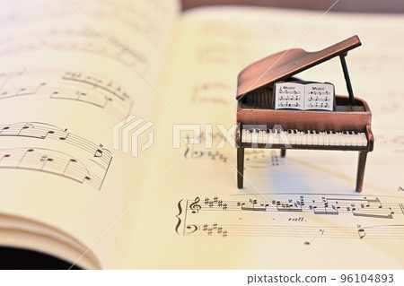 三角鋼琴和樂譜的圖像照片 三角鋼琴和樂譜的圖像照片 96104893