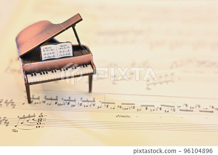 三角鋼琴和樂譜的圖像照片 96104896