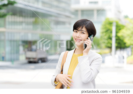 在戶外打電話的女人 在戶外打電話的女人 96104939