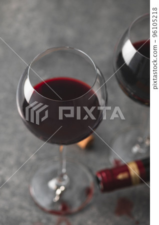 Red wine in glass Red wine in glass 96105218