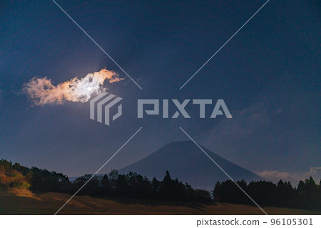The moon rising at the foot of Mt.Fuji (oborotsuki) (total lunar eclipse and Uranus eclipse night) The moon rising at the foot of Mt.Fuji (oborotsuki) (total lunar eclipse and Uranus eclipse night) 96105301