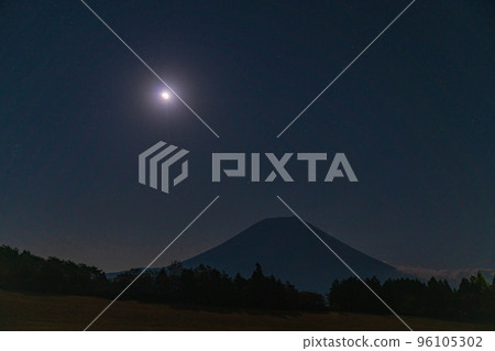 Full moon rising over Mt. Fuji (total lunar eclipse and Uranus eclipse night) 96105302