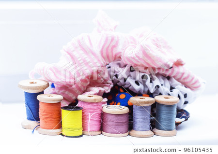 Wooden spools with multicolored threads Wooden spools with multicolored threads 96105435