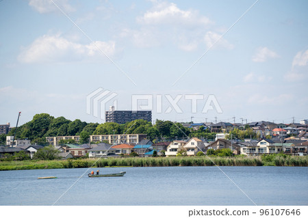View the boats floating in Lake Teganuma in early summer from the cycling road 96107646