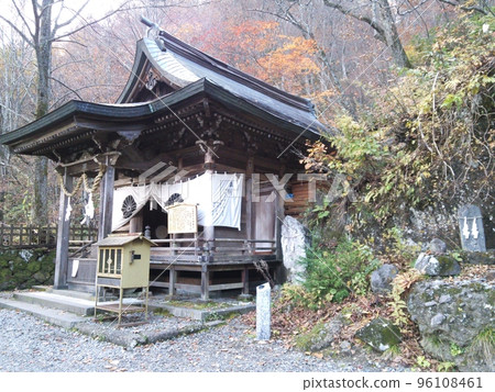Kuzuryu Shrine at Togakushi Shrine in late autumn Kuzuryu Shrine at Togakushi Shrine in late autumn 96108461