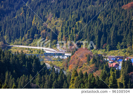 穿越第二隻只見川大橋的火車和山脈 穿越第二隻只見川大橋的火車和山脈 96108504