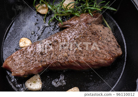 Grilled Kuroge Wagyu Beef Aitchbone Steak Grilled Kuroge Wagyu Beef Aitchbone Steak 96110012