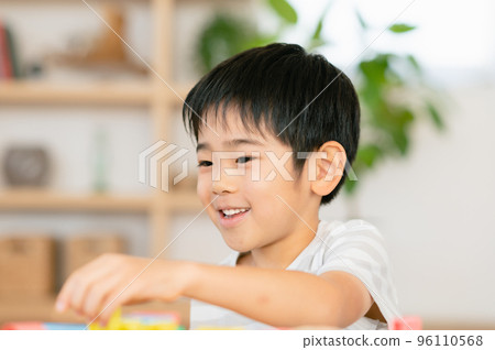男孩玩字母積木 96110568