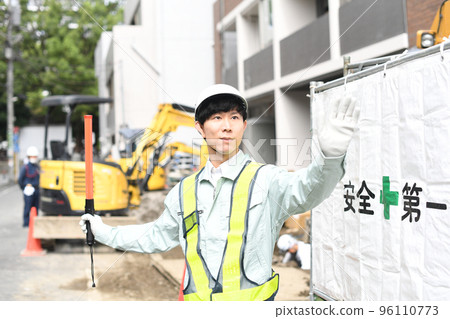 在建築工地引導交通的警衛 96110773