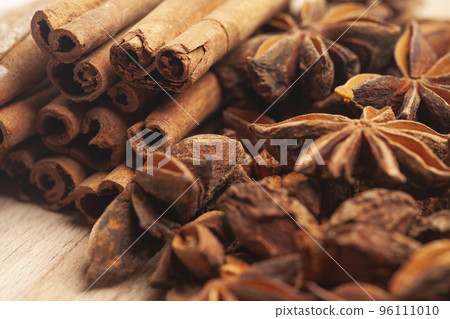 Cinnamon sticks and anise star 96111010
