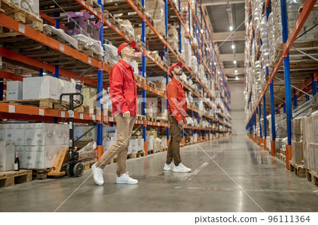 Experienced warehouse staff conducting a racking system inspection 96111364