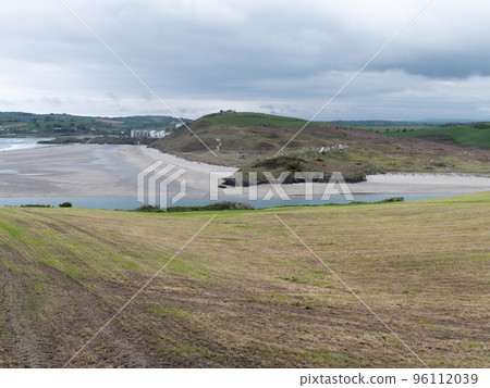Picturesque hills in the south of Ireland, a view of the Clonakilty seashore. Cloudy, rainy weather. Landscapes along the Wild Atlantic Way. Nature of Northwestern Europe. Beautiful places. 96112039