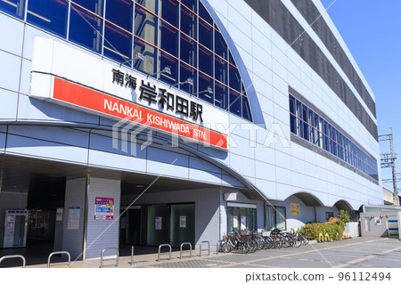 南海本線藍天上的大阪府岸和田市岸和田站 南海本線藍天上的大阪府岸和田市岸和田站 96112494