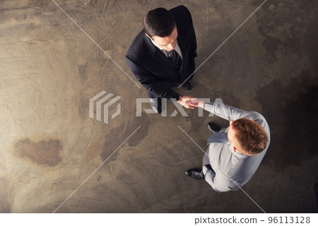 Handshaking business person in office. concept of teamwork and partnership 96113128