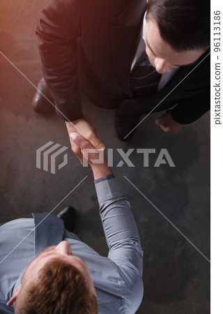 Handshaking business person in office. concept of teamwork and partnership 96113186