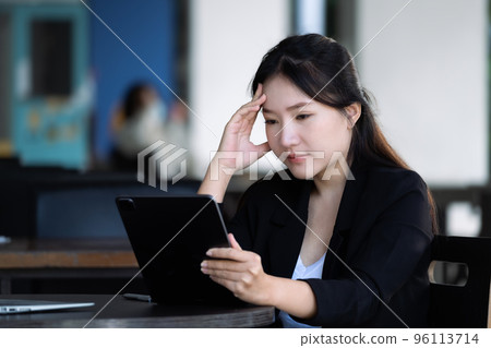 Concept Burnout Syndrome. Business Woman feels uncomfortable working. Which is caused by stress, accumulated from unsuccessful work And less resting body. Consult a specialist psychiatrist Concept Burnout Syndrome. Business Woman feels uncomfortable working. Which is caused by stress, accumulated from unsuccessful work And less resting body. Consult a specialist psychiatrist 96113714